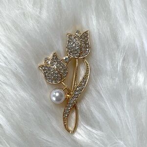 Brooch Floral Gold Tone With Clear Crystals and Faux Pearl Accent New